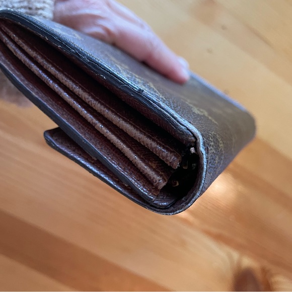 Louis Vuitton Monogram Sarah Wallet - Picture 11 of 15